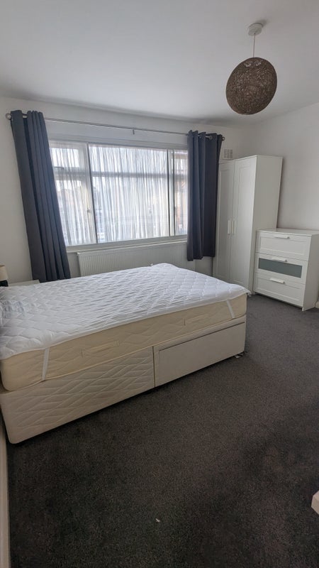 Room Cottesbrooke Close in Slough