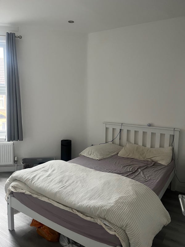Room Ling Road in Greater London