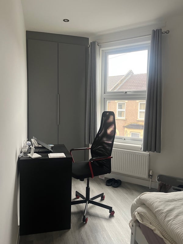 Room Ling Road in Greater London