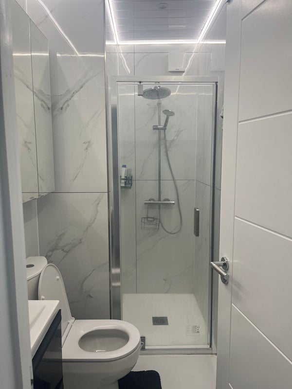 Room Ling Road in Greater London
