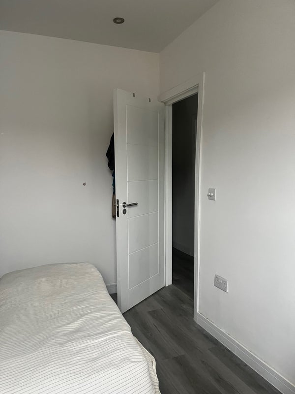 Room Ling Road in Greater London