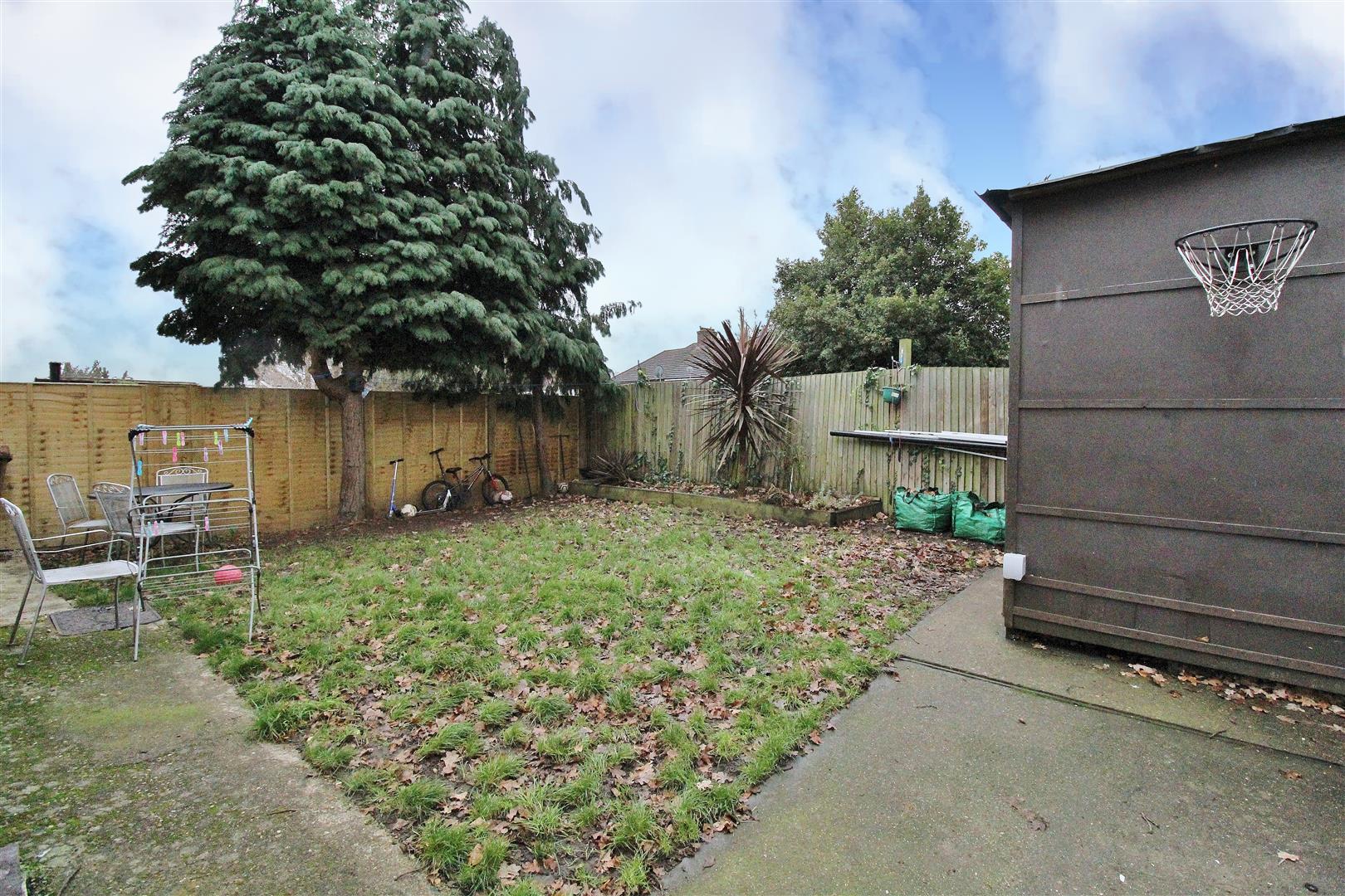 Flat Redesdale Gardens in Greater London