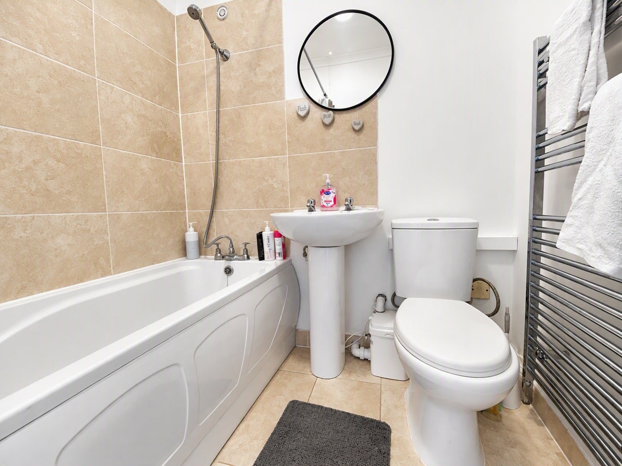 Flat Grover Court in Greater London