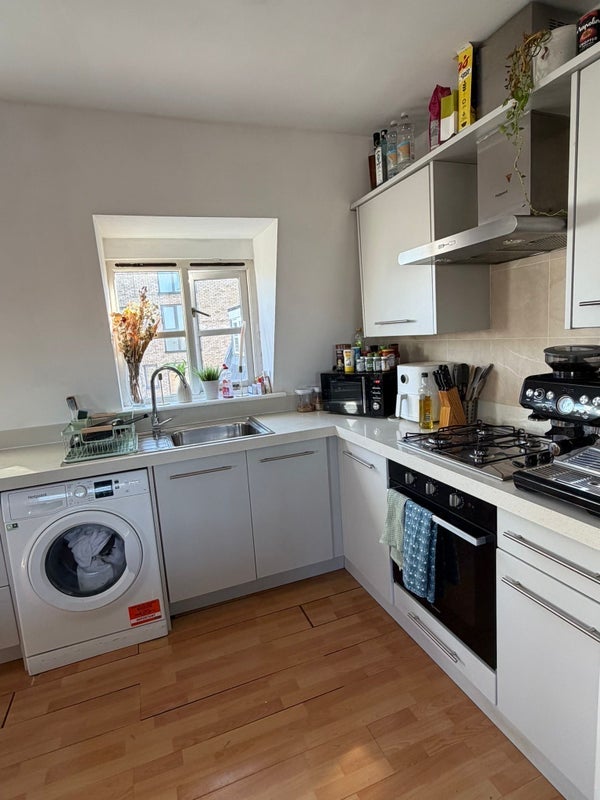 Room Bethwin Road in Greater London