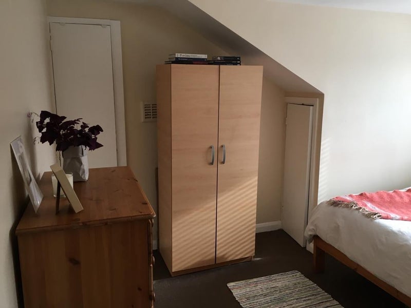Room Vant Road in Greater London