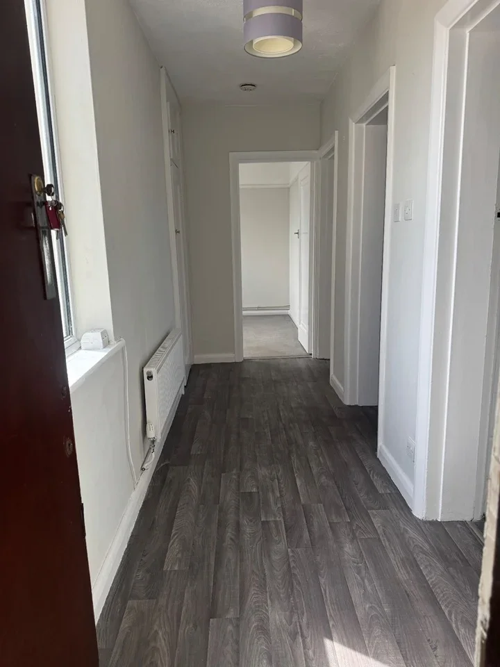 Flat Hainault Road in Greater London