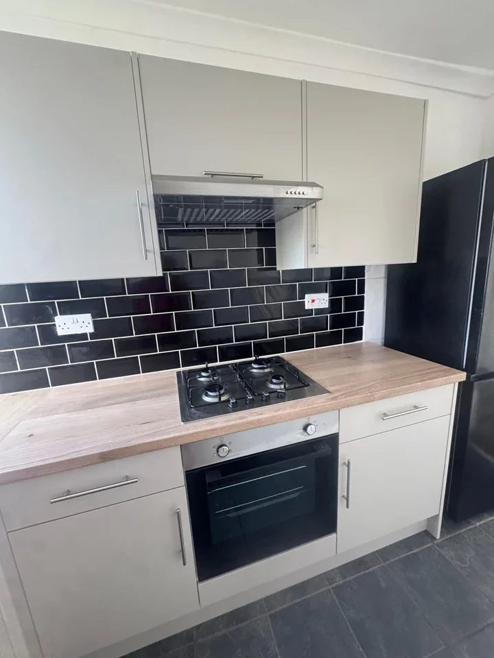 Flat Hainault Road in Greater London