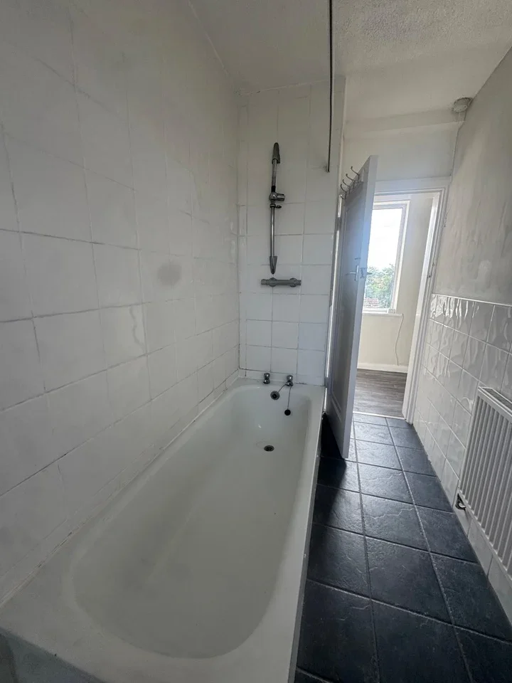 Flat Hainault Road in Greater London