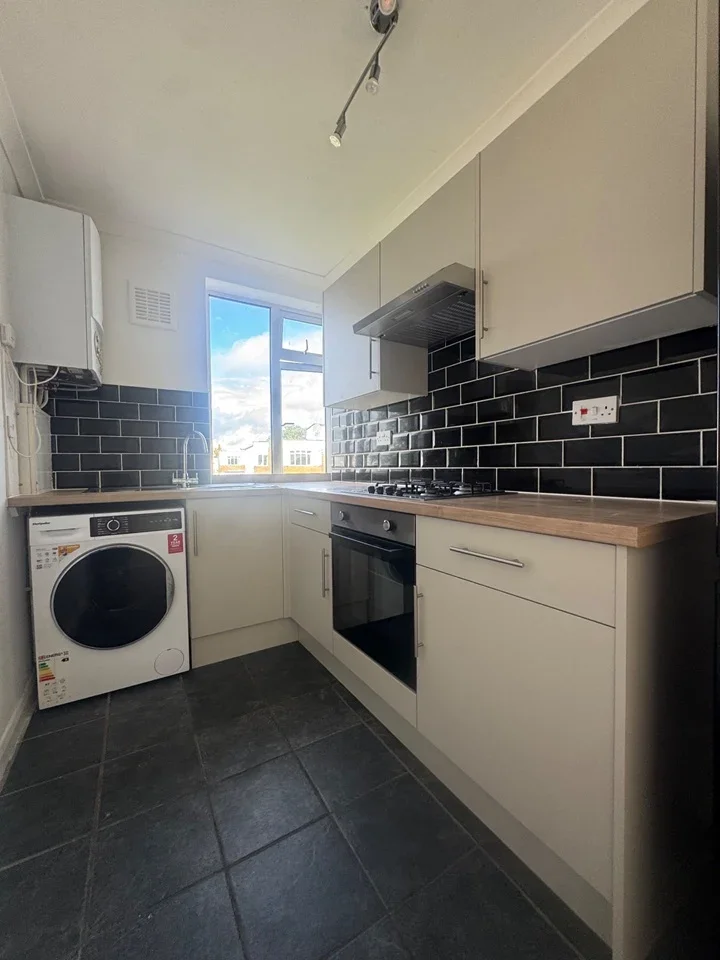 Flat Hainault Road in Greater London