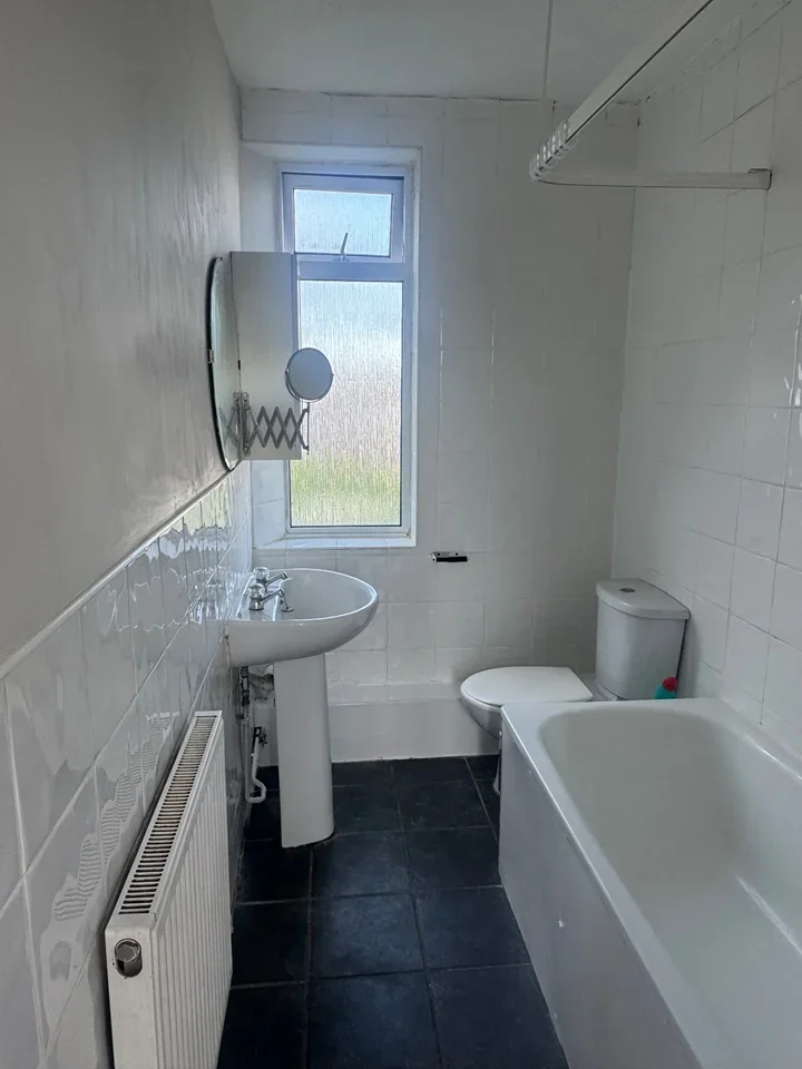 Flat Hainault Road in Greater London