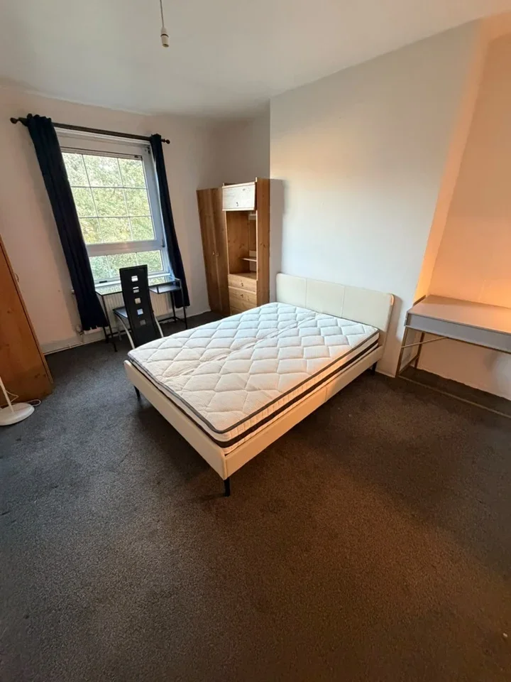 Room Saltwell Street in Greater London