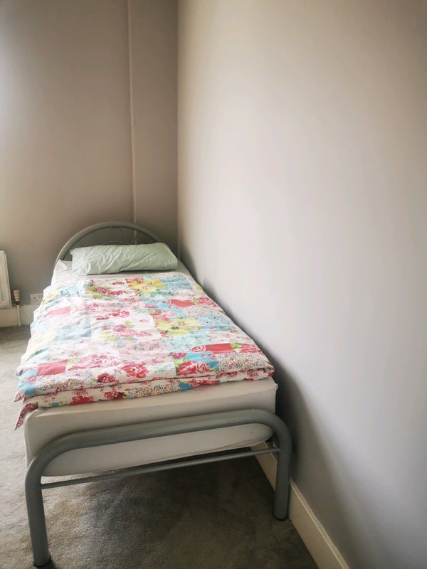 Room Ambler Road in Greater London