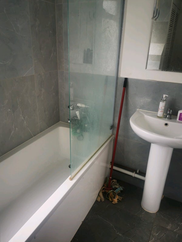 Room Ambler Road in Greater London