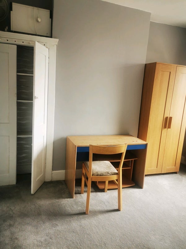 Room Ambler Road in Greater London