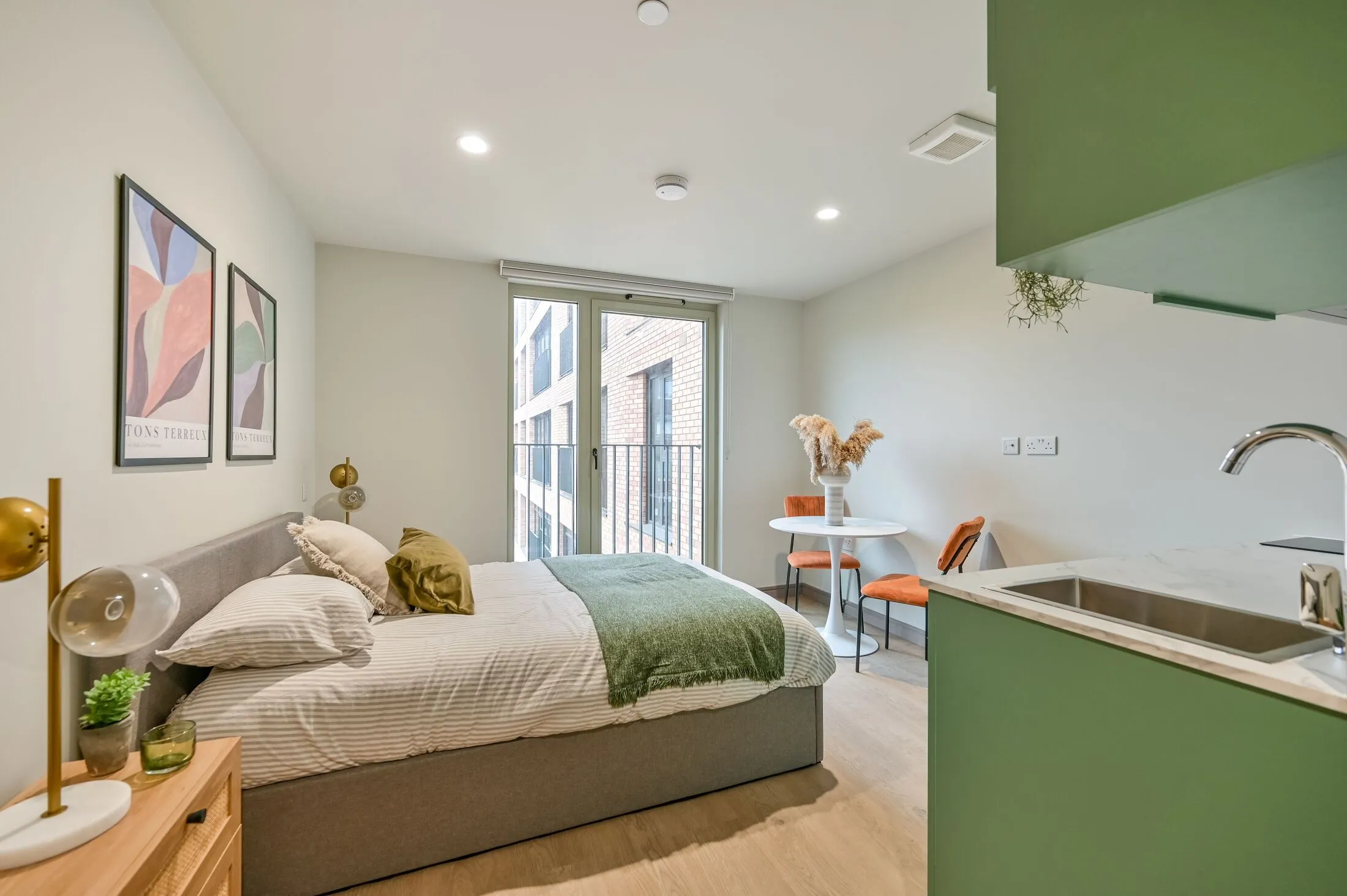 Flat Victoria Road in Greater London