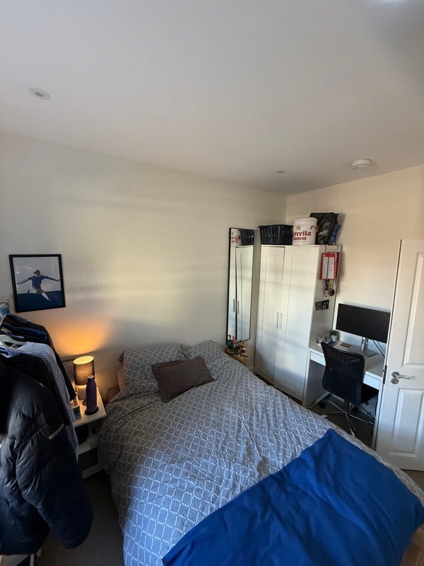 Room Stanlake Road in Greater London