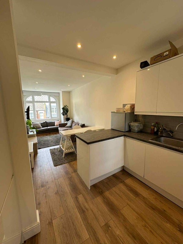 Room Stanlake Road in Greater London