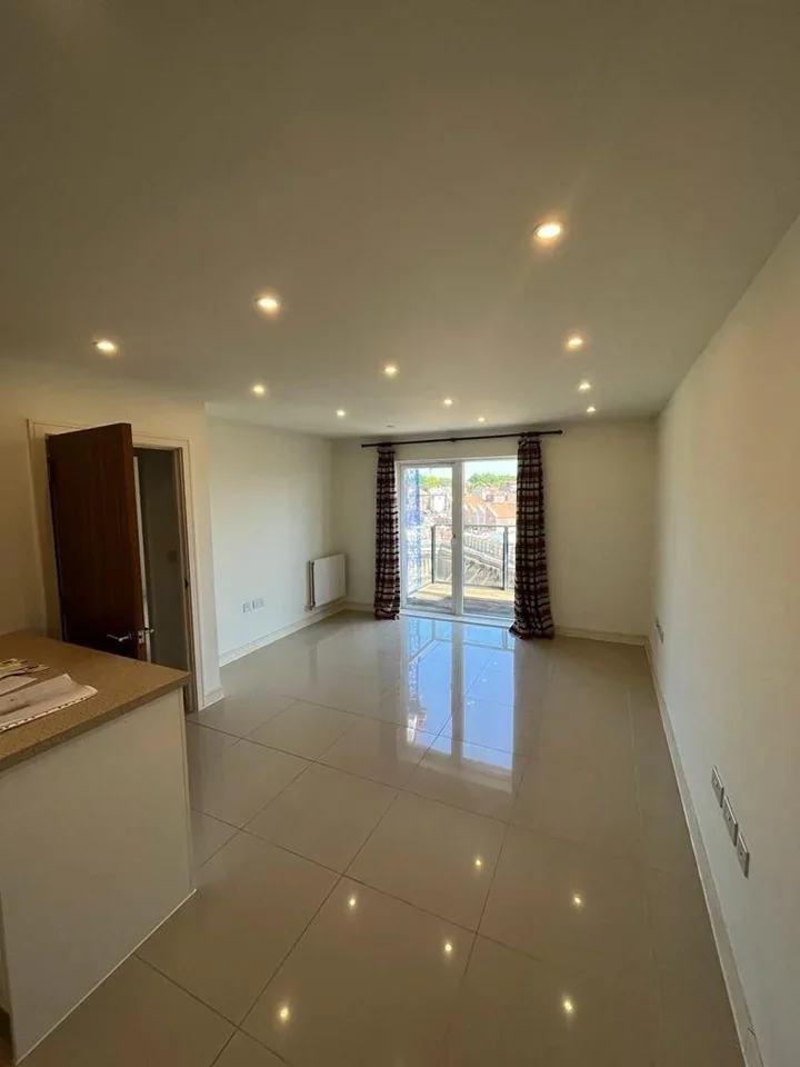 Flat Shearwater Drive in Greater London