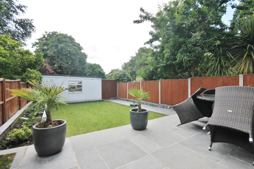 Flat Stile Hall Gardens in Greater London