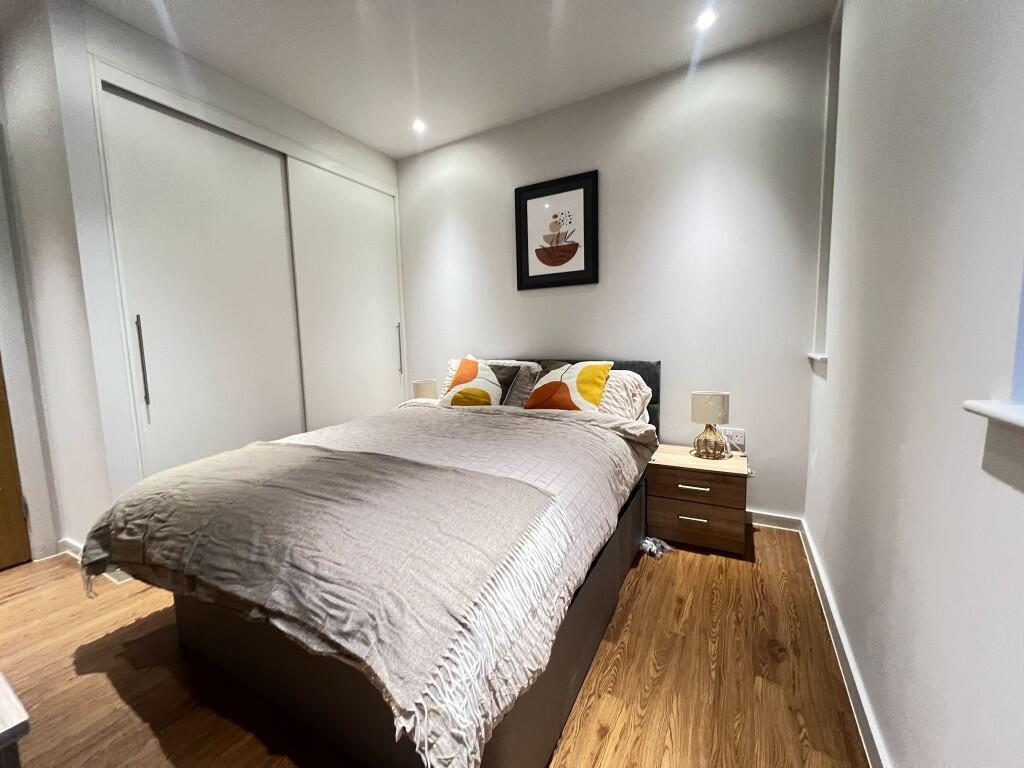 Flat Vicarage Road in Greater London