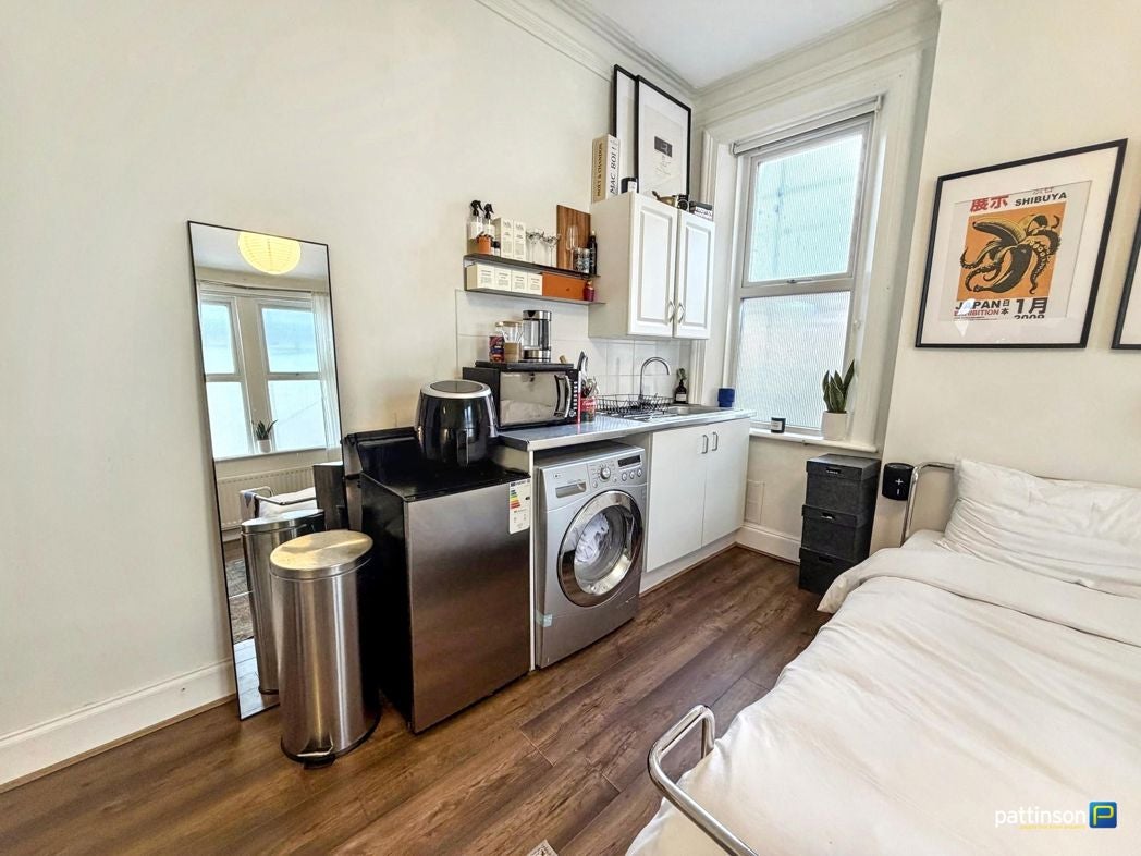 Flat Ridgewood Crescent in Newcastle upon Tyne