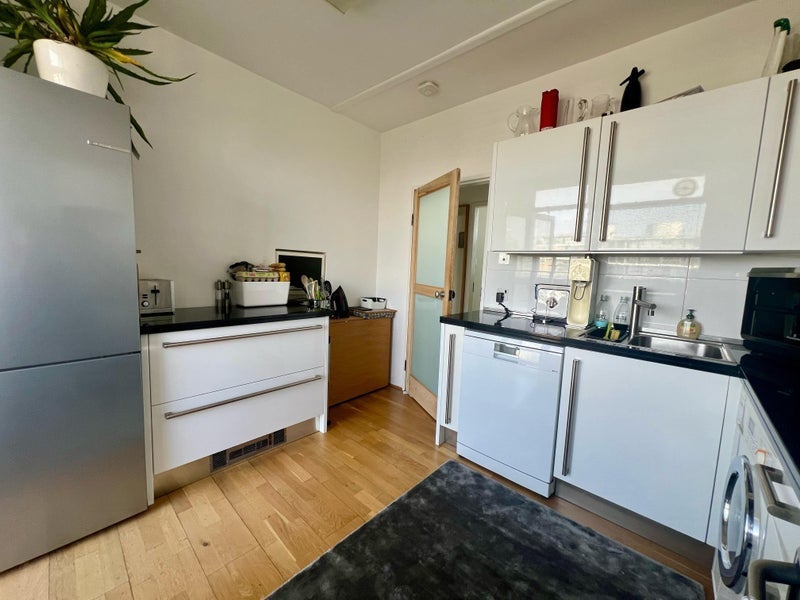 Room Churchill Gardens Road in City of Westminster