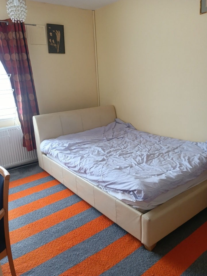 Room Ferryhills Close in Three Rivers