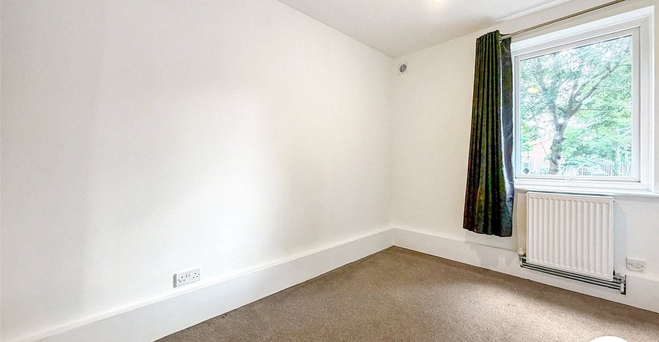 Flat Dolphin Close in Greater London