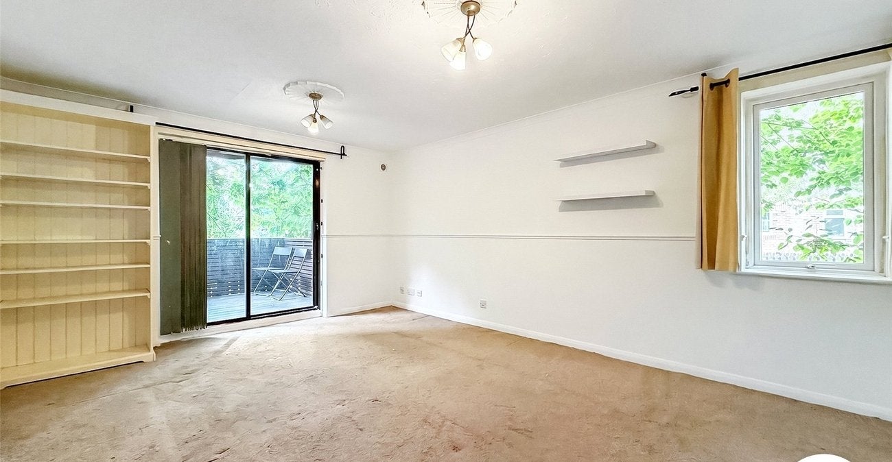 Flat Dolphin Close in Greater London