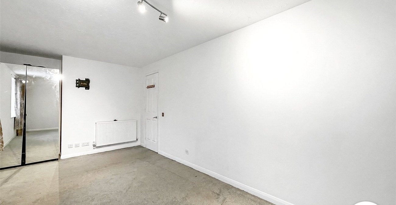Flat Dolphin Close in Greater London