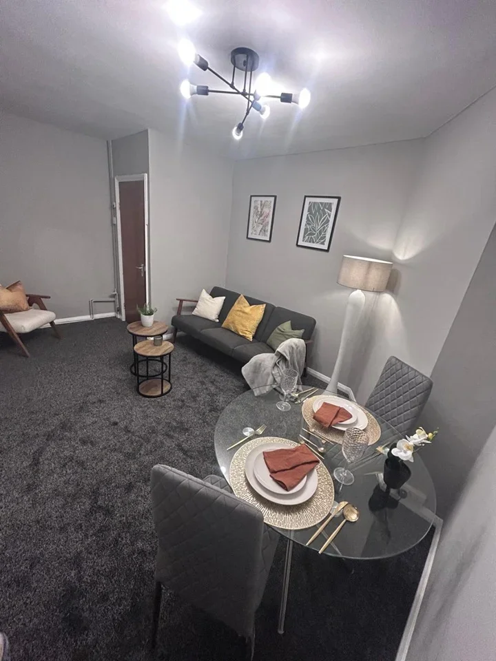 Flat Miller Road in Greater London