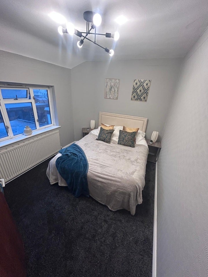 Flat Miller Road in Greater London