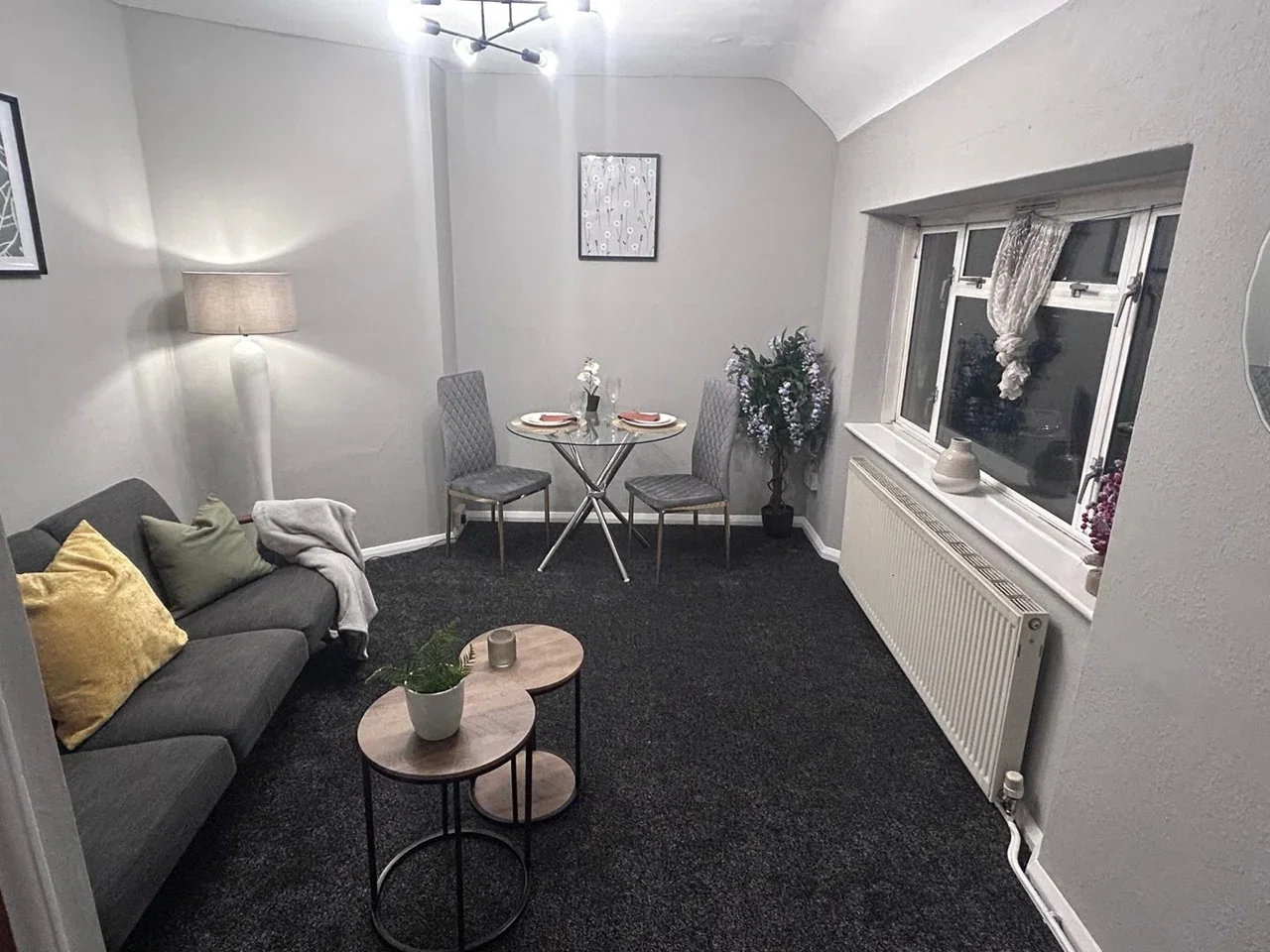 Flat Miller Road in Greater London