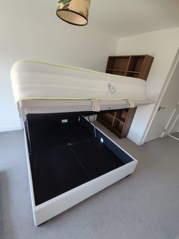 Room Civic Street in Greater London