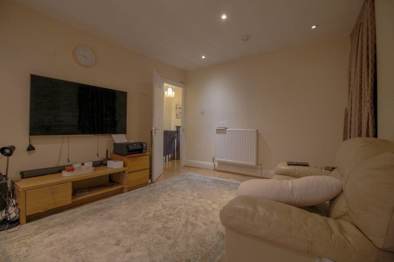 Flat Birchen Grove in Greater London