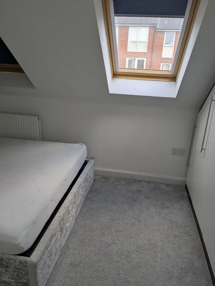 Room Oakes Crescent in Dartford