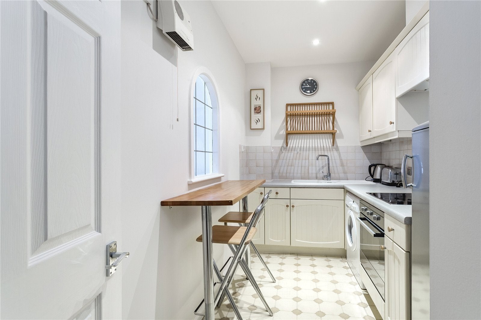Flat Grange Road in Greater London