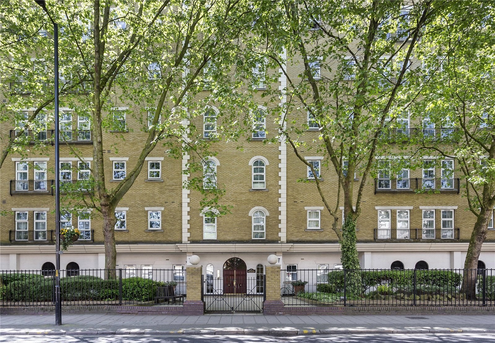 Flat Grange Road in Greater London