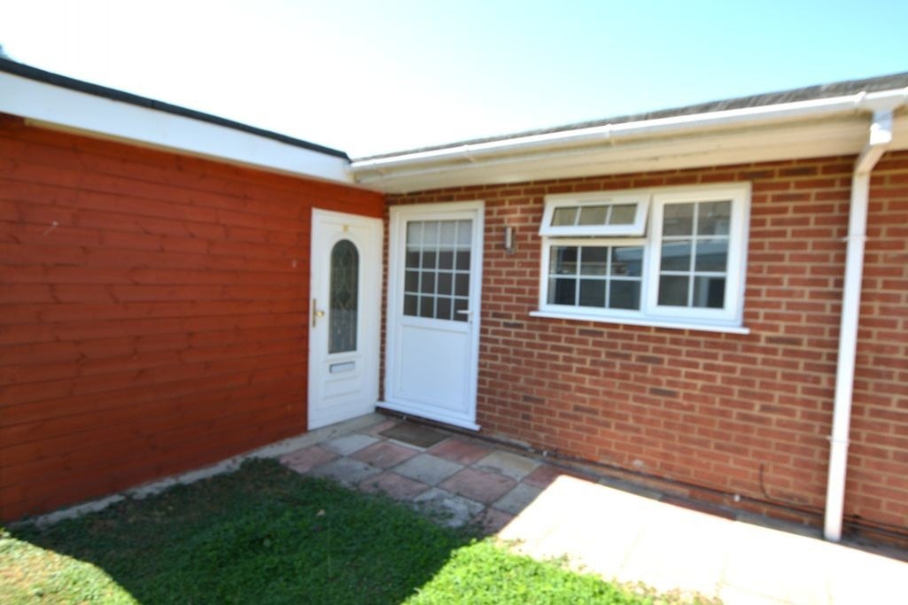 Flat Almons Way in Slough
