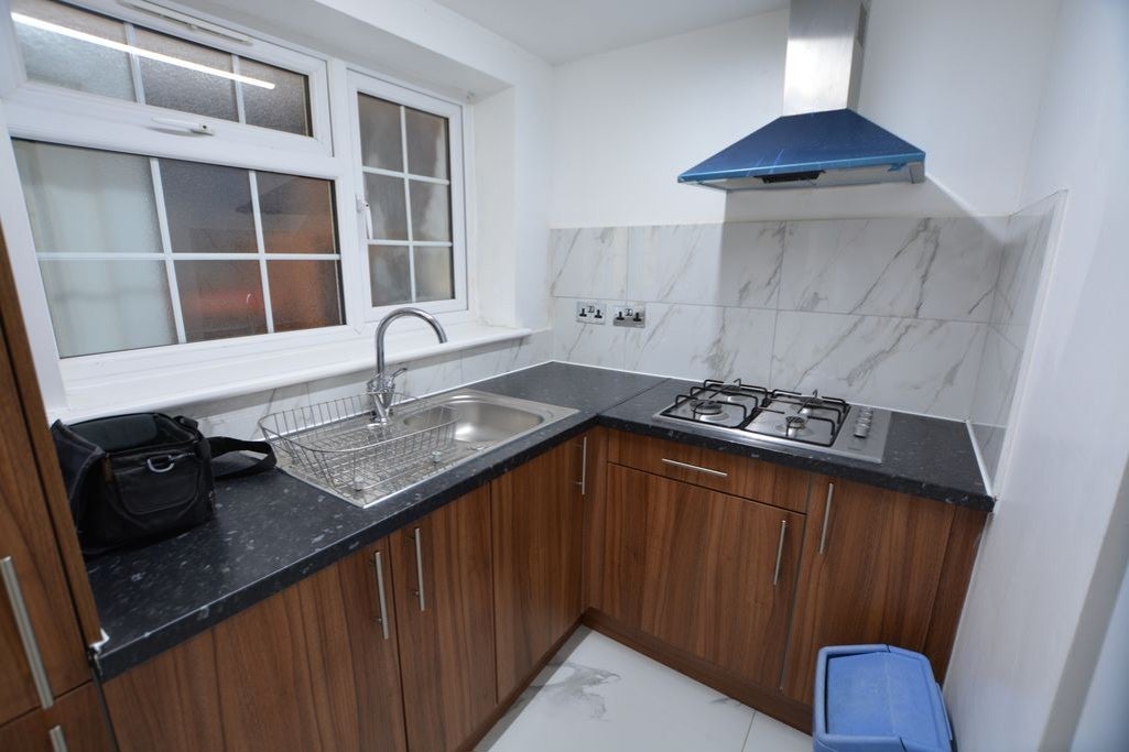 Flat Almons Way in Slough