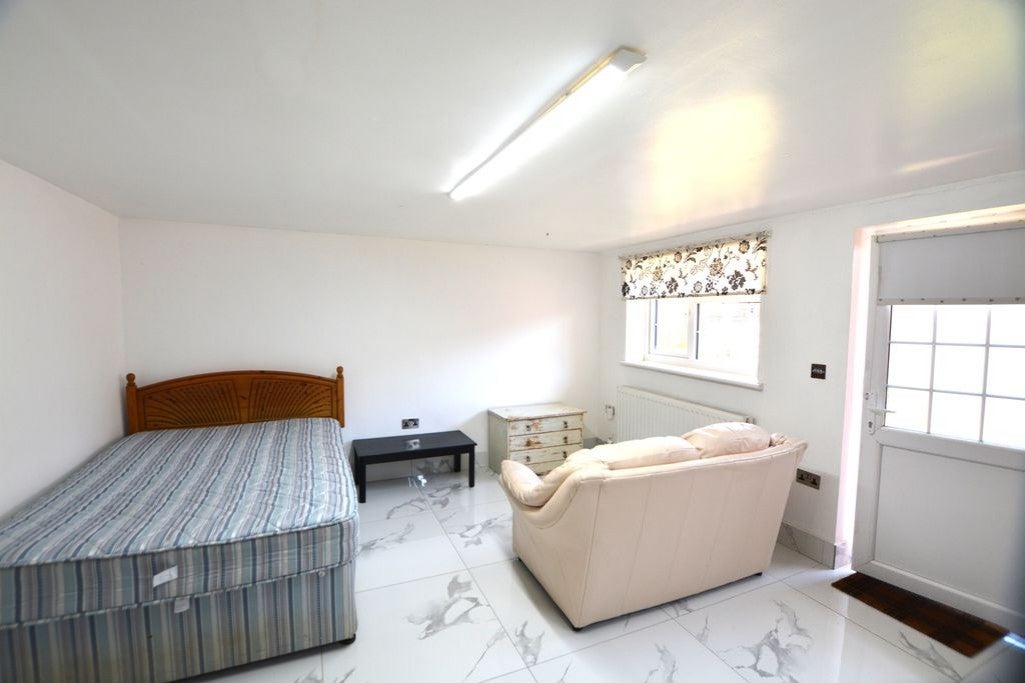 Flat Almons Way in Slough