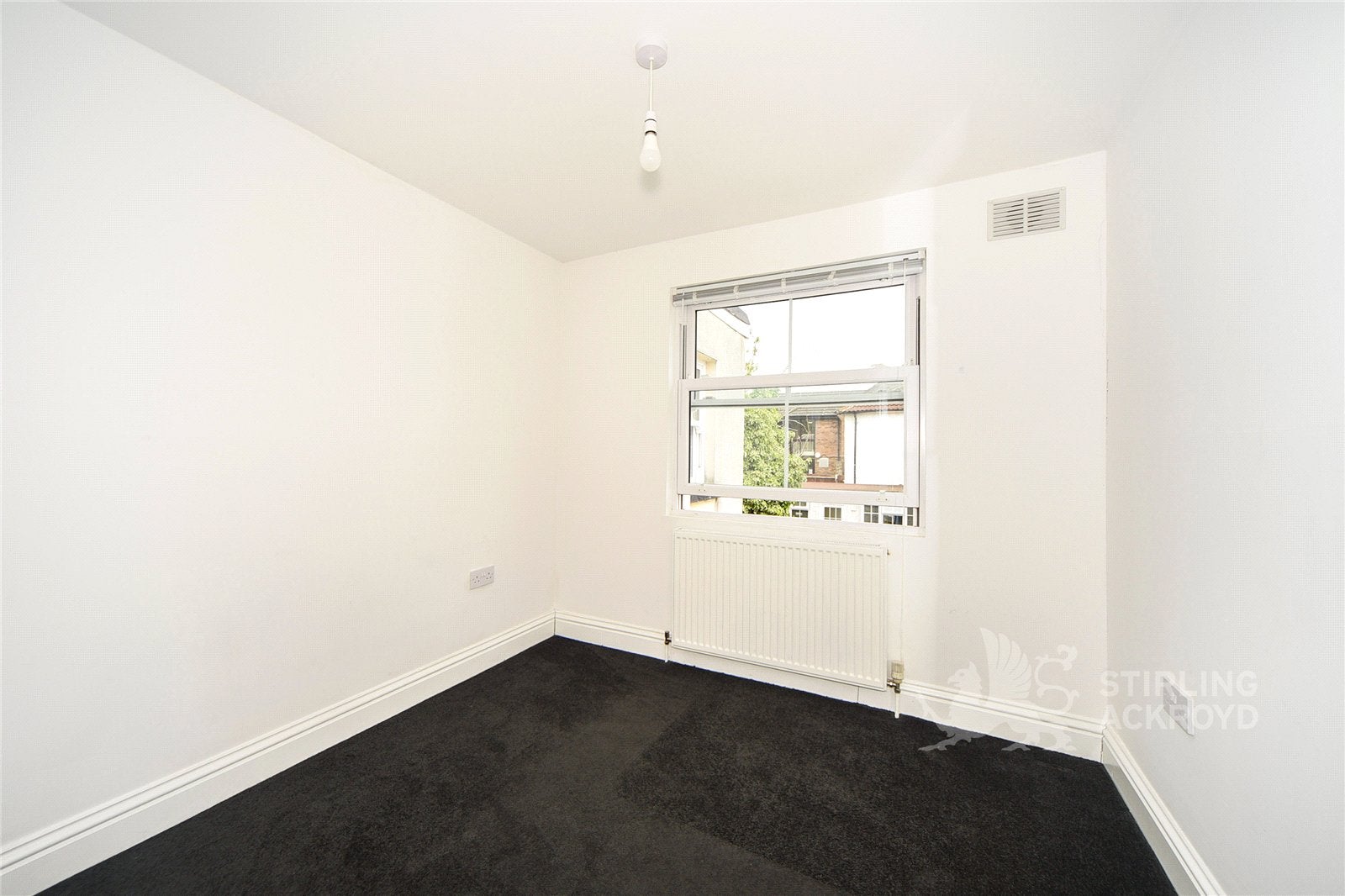 Flat Lower Road in Greater London
