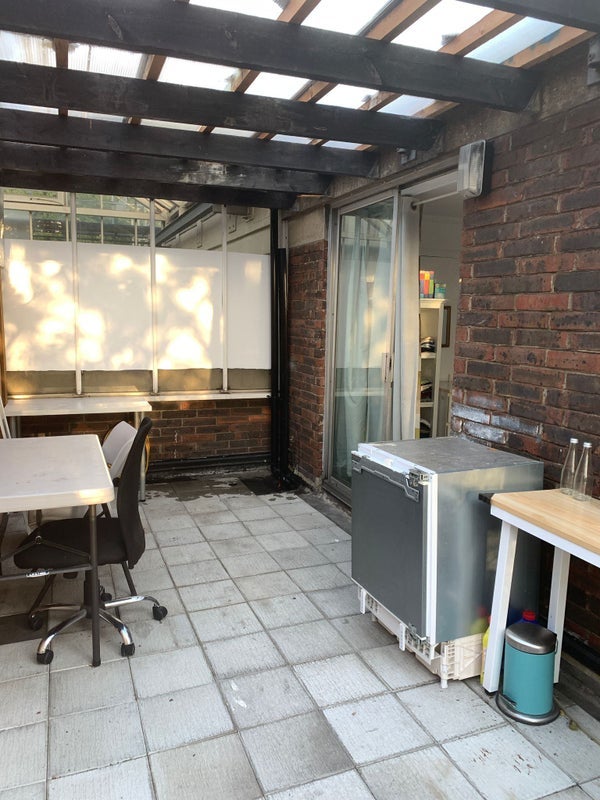 Room Whitchurch Road in Greater London
