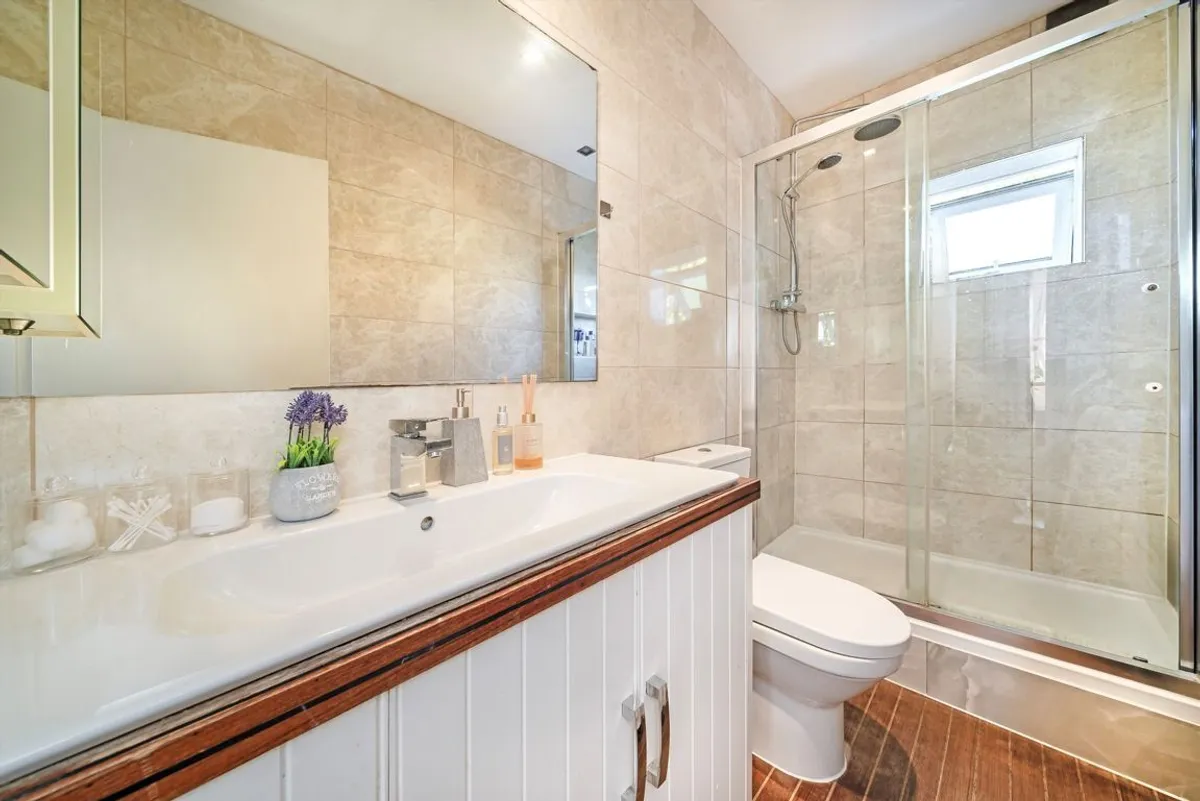 Flat Pembroke Road in Greater London