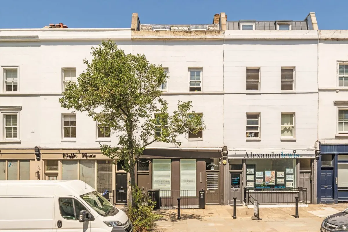 Flat Pembroke Road in Greater London