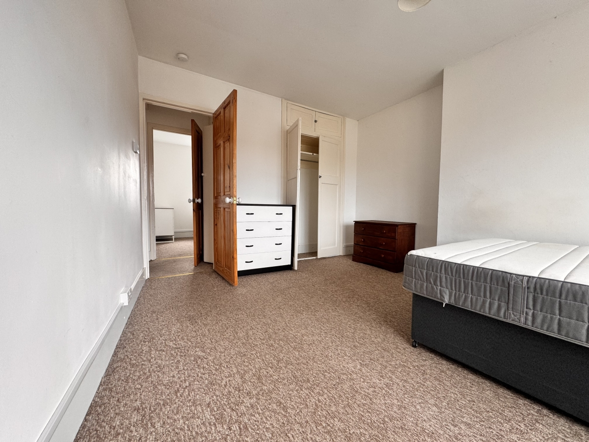 Room Tottenham Lane in Greater London