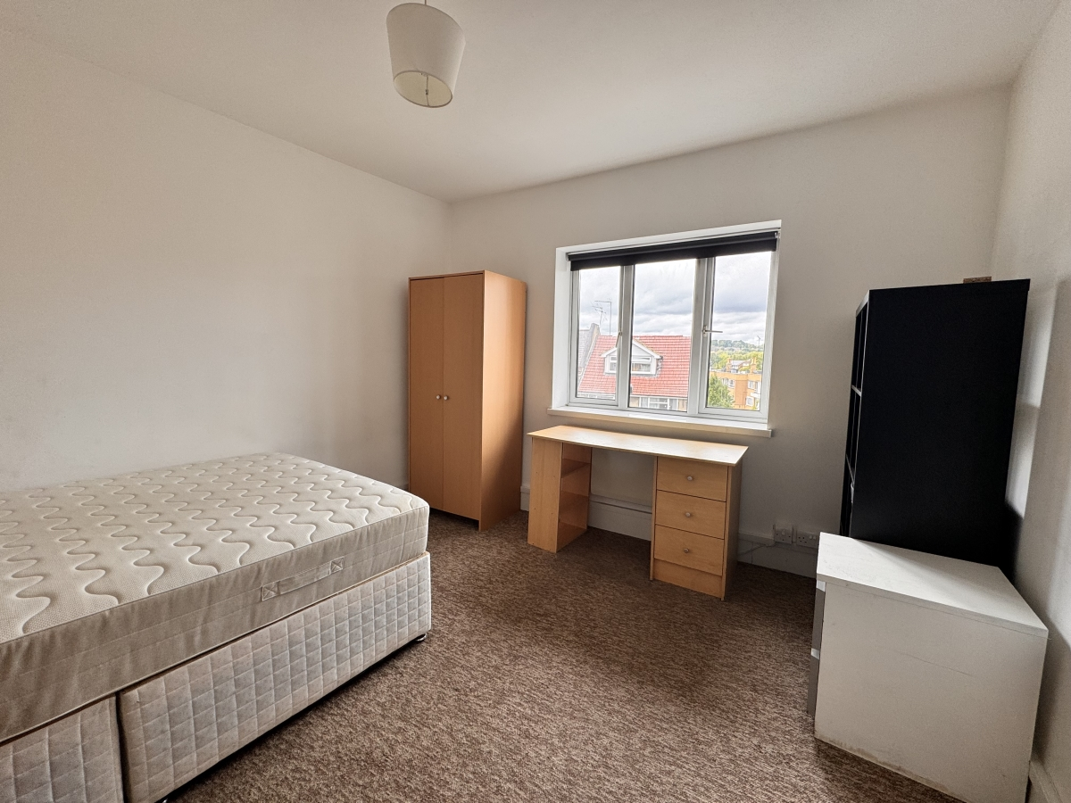 Room Tottenham Lane in Greater London