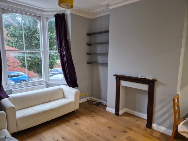 Flat Haselrigge Road in Greater London