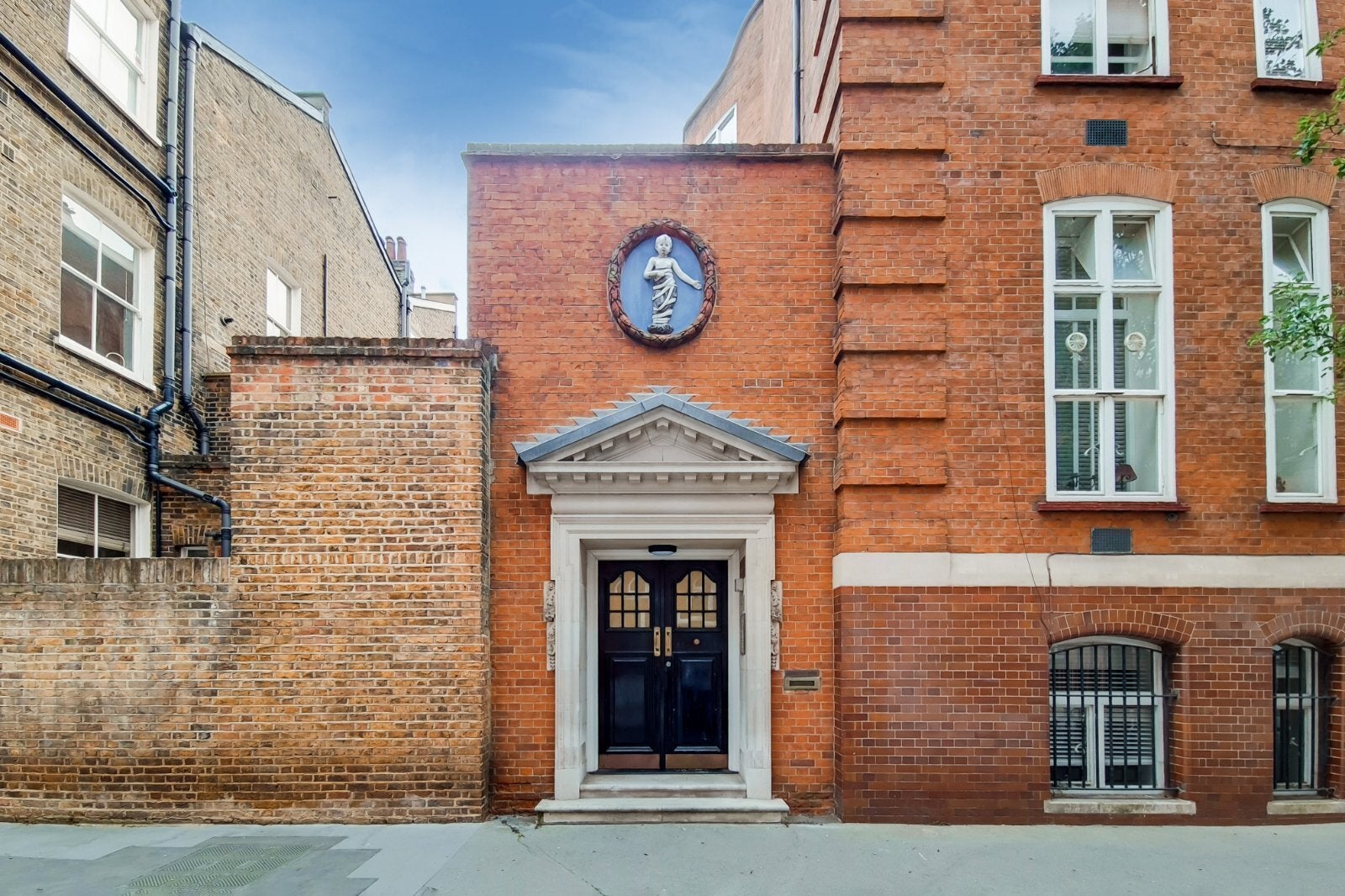 Flat Vauxhall Bridge Road in City of Westminster