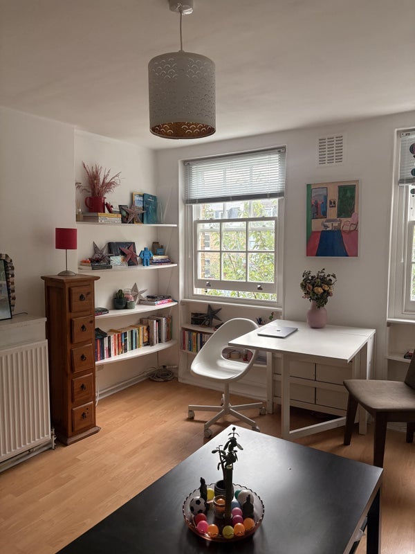 Room Clapham Road in Greater London